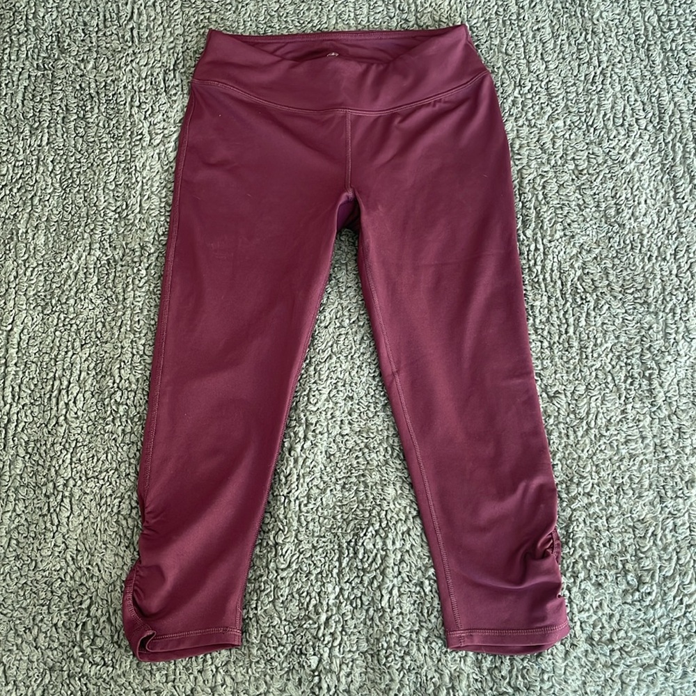 GAIAM Cropped Leggings. Wine color. Size Medium.